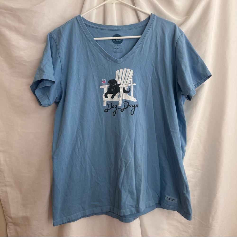 Life Is Good Women’s XL soft Sky Blue V-Neck Tee with a black Labrador & wine